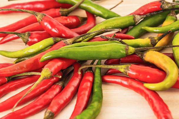 rojo verde chile pimienta picante vaina delgada primer plano vegetal fondo
 - Foto, Imagen