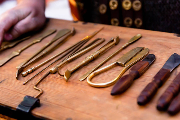 Vintage eszközök középkori orvos katonai sebészet szikével olló előkészítése műtét - Fotó, kép