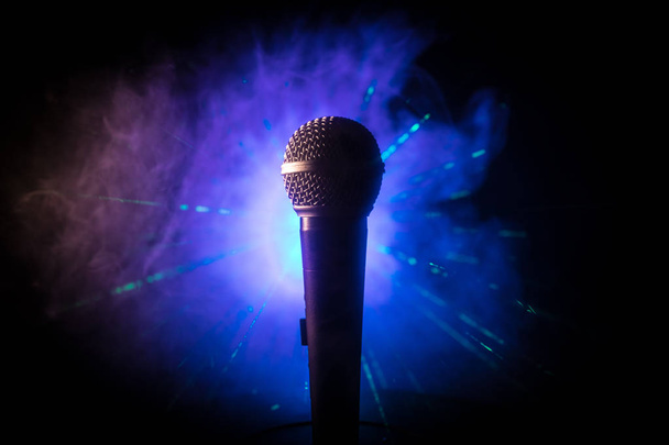Karaoké micro, concert. Micro audio vocal en basse lumière avec fond flou. Musique live, équipement audio. Concert de karaoké, chant sonore. Chanteur en karaokes, microphones
. - Photo, image
