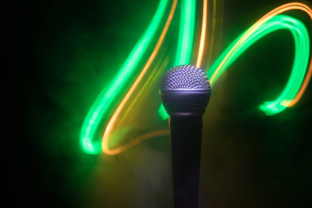 Karaoké micro, concert. Micro audio vocal en basse lumière avec fond flou. Musique live, équipement audio. Concert de karaoké, chant sonore. Chanteur en karaokes, microphones
. - Photo, image