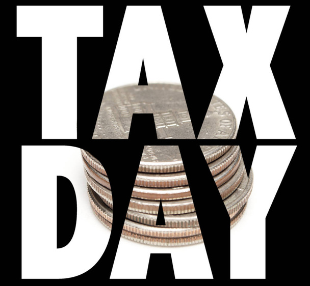 Nápis-den daní s mincemi uvnitř černého pozadí - Fotografie, Obrázek