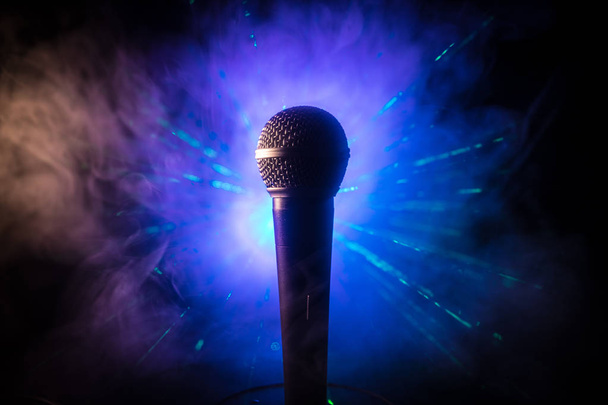 Microfoon Karaoke, concert. Vocale audio microfoon bij weinig licht met onscherpe achtergrond. Livemuziek, audioapparatuur. Karaoke concert, zing geluid. Zangeres in karaokes, microfoons. - Foto, afbeelding