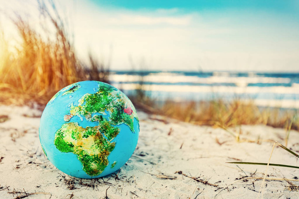 Earth Globe op het strand, concept van milieubescherming - Foto, afbeelding