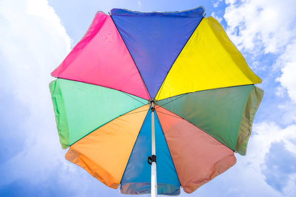pohled na barevný deštník pod sluncem, letní sezóna - Fotografie, Obrázek