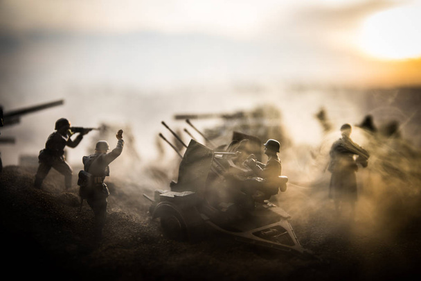 Conceito de Guerra. silhuetas militares lutando cena na guerra nevoeiro céu fundo, - Foto, Imagem