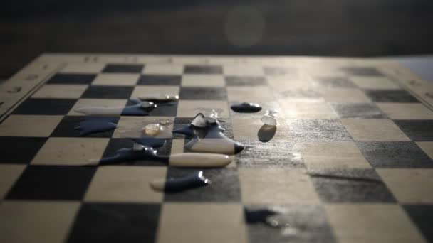 Strategie en tactiek concept. Ijzig Frosted schaak figuren staan op een schaakbord tijdens zonsondergang. Smeltend ijsschaken - Video