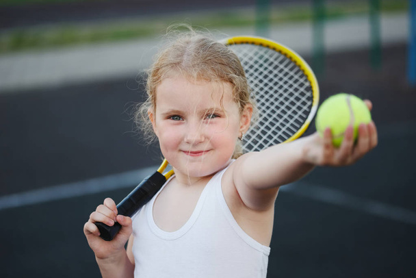 happy girl plays tennis on court outdoors - Foto, Imagem