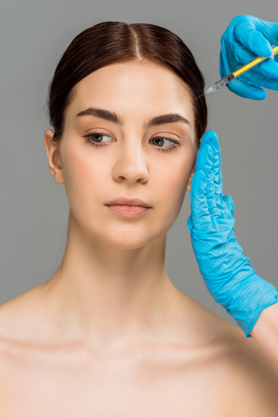 rajattu näkymä plastiikkakirurgi tekee kauneusinjektio houkutteleva alaston nainen eristetty harmaa
  - Valokuva, kuva