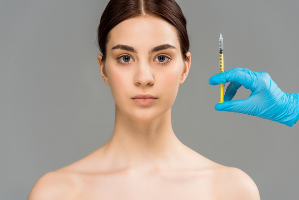 vue recadrée du chirurgien plastique tenant la seringue près de jolie femme nue isolée sur gris
  - Photo, image