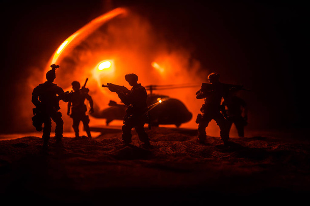 Kunstwerk Dekoration. Soldaten in der Wüste während der Militäroperation mit Kampfhubschraubern oder Kampfhubschraubern gegen Spezialeinheiten. - Foto, Bild
