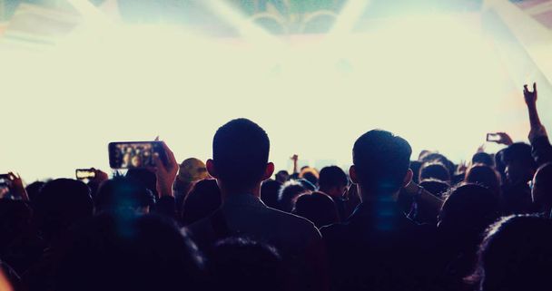 silhouetten van concert menigte op Achteraanzicht van festival menigte rais - Foto, afbeelding
