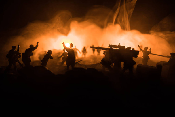 Válečná koncepce. Vojenské siluety bojová scéna na válečné mlha nebe pozadí, - Fotografie, Obrázek