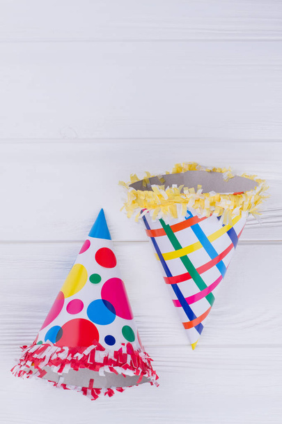Chapéus de cone de papel para festa de fantasia de crianças
. - Foto, Imagem