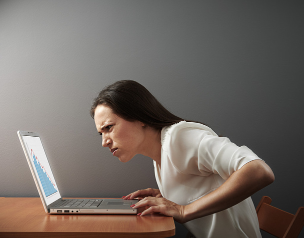 жінка дивиться на ноутбук з недовірою
 - Фото, зображення