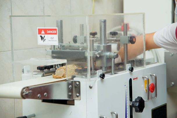 A cukrászati termékek darabolására szolgáló automata. Felkészülés a cookie-k egy cukorkát gyárban. Édes desszert. - Fotó, kép