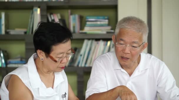 Asian Senior Couple Learning Wear Glasses In Education Center Library - Felvétel, videó