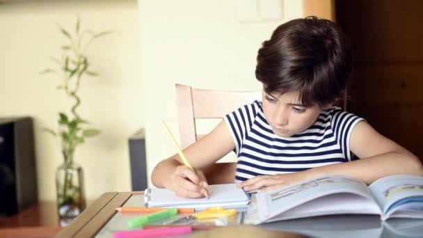 Fille mignonne faisant ses devoirs, écolière claquant à la maison à la table, éducation des enfants, retour à l'école
 - Séquence, vidéo