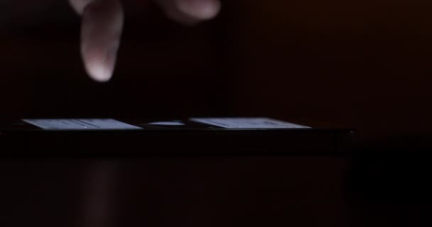Scrollen door berichten in sociaal netwerk op een smartphone 's nachts - Internet verslaving concept - Video