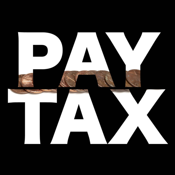Pagar inscripción de impuestos con monedas en el interior sobre fondo negro
 - Foto, imagen