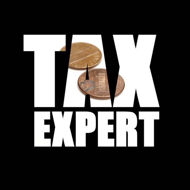 Inscripción de experto en impuestos con monedas en el interior sobre fondo negro
 - Foto, imagen