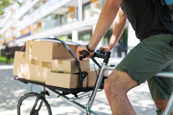 Mensajero de bicicleta haciendo una entrega en una bicicleta de carga
 - Foto, imagen
