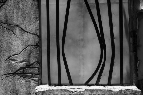 Σπασμένα κάγκελα φυλακή στο παράθυρο της φυλακής - Φωτογραφία, εικόνα