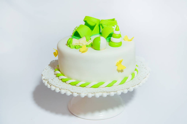 Mastik yeşil figürleri ile beyaz kek. Tatlı şekerleme. Beyaz buzlanma içinde pasta stand üzerinde. - Fotoğraf, Görsel