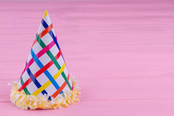 Chapeau cône en papier pour la célébration de l'anniversaire
. - Photo, image