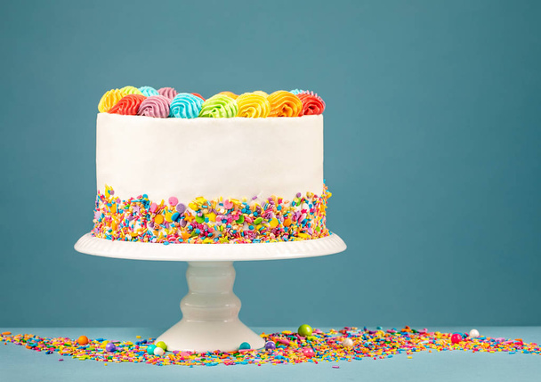 Gâteau d'anniversaire coloré avec saupoudrer
 - Photo, image