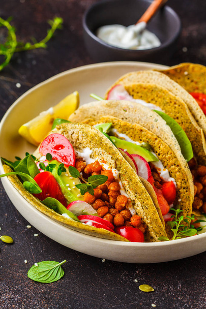 Vegán taco sült csicseriborsó, avokádó, szósz és zöldség  - Fotó, kép