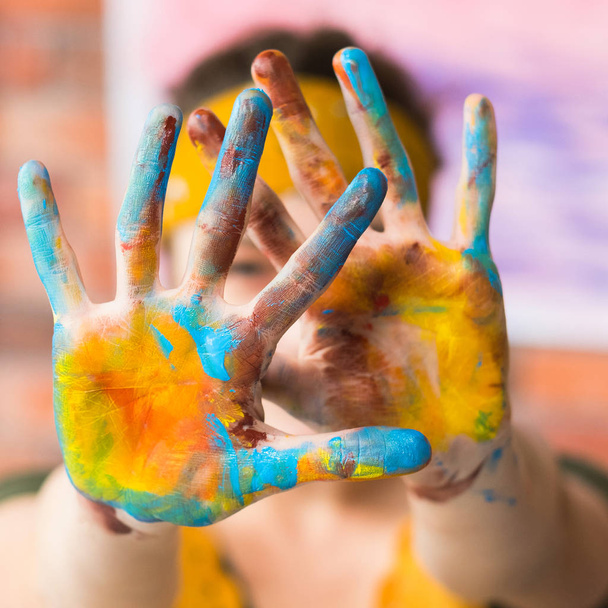 contemporary art performance hands colorful paint - 写真・画像