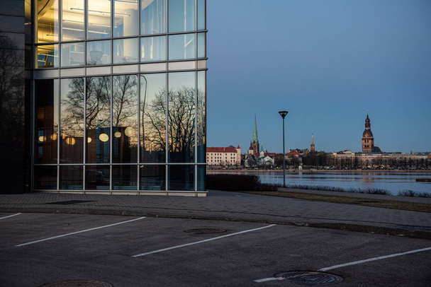 detalles de la arquitectura del edificio en el centro de Riga, Letonia
 - Foto, imagen