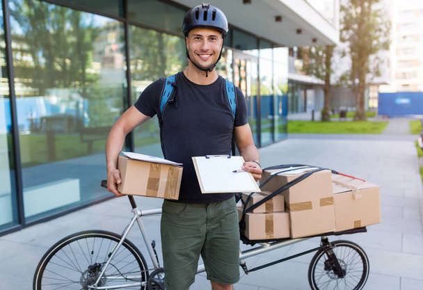 Велосипедний месенджер робить доставку на вантажному велосипеді
 - Фото, зображення