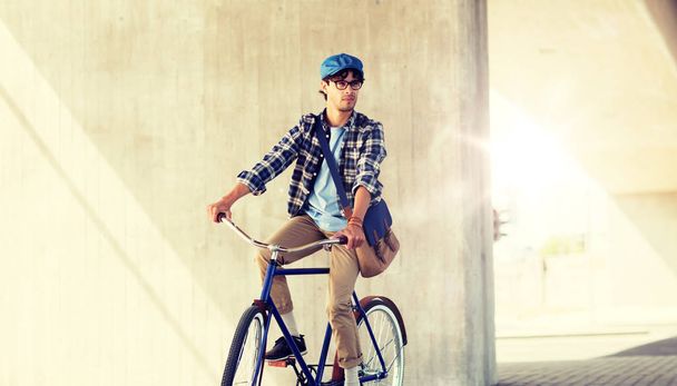 νεαρός hipster άνθρωπος με τσάντα ιππασίας σταθερό ποδήλατο εργαλείων - Φωτογραφία, εικόνα