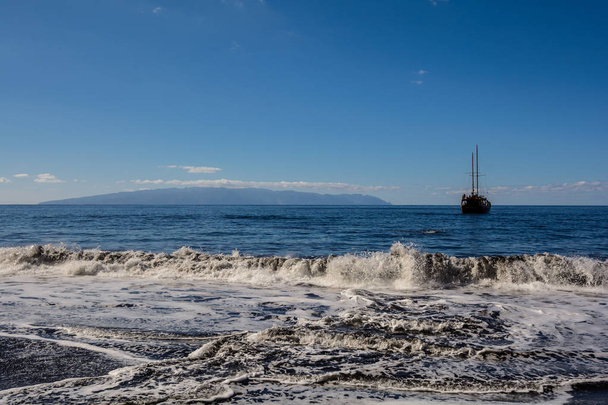 Kaunis ja hiljainen ranta Masca. Merirosvolaiva tulossa saarelle vulkaaniselle saarelle. Teneriffan saaren vuoret, Kanariansaari, Espanja
 - Valokuva, kuva