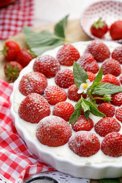 Tarta de mascarpone fresa, tarta con crema de mascarpone y fresas frescas, vista superior. Hecho en casa, verano, postre simple
 - Foto, imagen