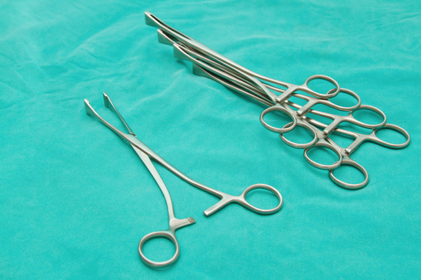 Instrumentos quirúrgicos sobre mesa estéril
 - Foto, Imagen