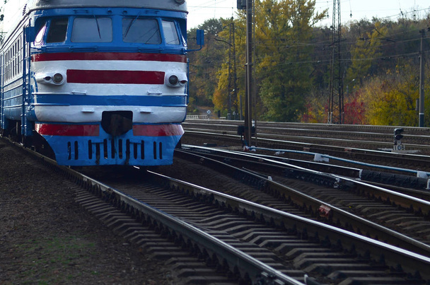 鉄道で移動時代遅れの設計と旧ソ連の電気列車 - 写真・画像