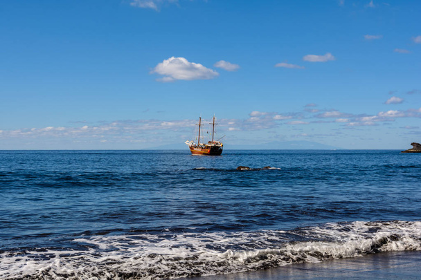 Красивий і тихий пляж Масака. Піратський корабель приходячи на острів.. Вулканічний острів. Гори острова Тенеріфе, Канарські острови, Іспанія - Фото, зображення