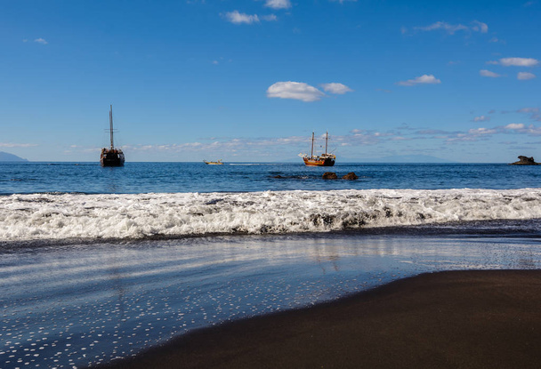Hermosa y tranquila Playa Masca. Barco pirata llegando a la isla... isla volcánica. Montañas de la isla de Tenerife, Islas Canarias, España
 - Foto, imagen