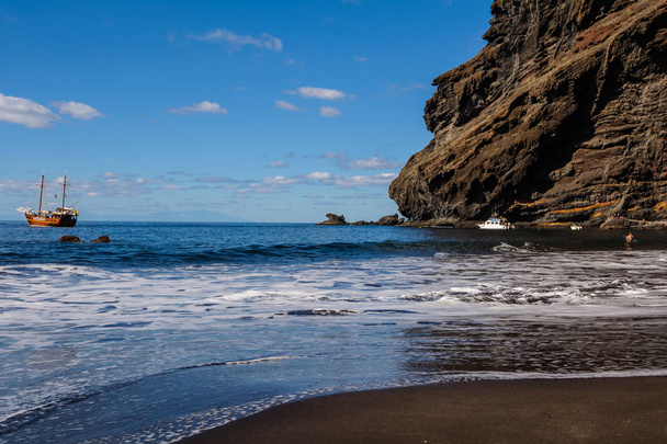 Kaunis ja hiljainen ranta Masca. Merirosvolaiva tulossa saarelle vulkaaniselle saarelle. Teneriffan saaren vuoret, Kanariansaari, Espanja
 - Valokuva, kuva