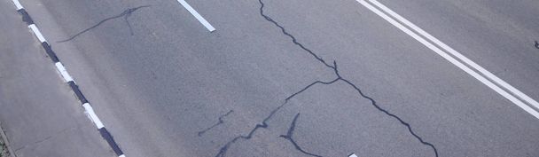 Dañado mal camino de asfalto con baches. Parche de reparación de asfalto
 - Foto, imagen