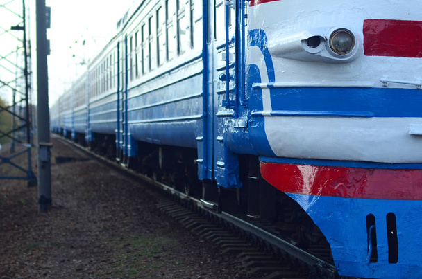Stary radziecki pociąg elektryczny z przestarzałym projektem poruszający się koleją - Zdjęcie, obraz