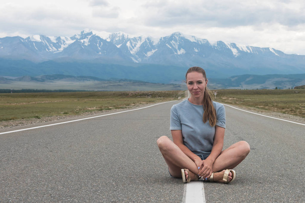 Woman sitting on the road - Foto, Imagem
