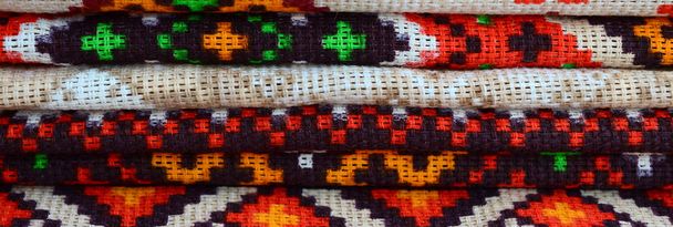 Стек традиційного українського народного мистецтва В'язана Вишивка візерунки на текстильній тканині - Фото, зображення