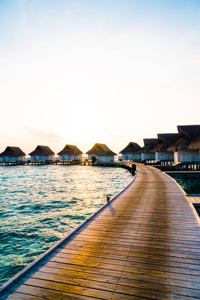 Beau coucher de soleil tropical sur l'île des Maldives avec bungal d'eau
 - Photo, image