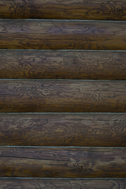 Rustikální interiérová výzdoba. Stěna je pokrytá dřevěnými panely. Vlečení dřeva. - Fotografie, Obrázek