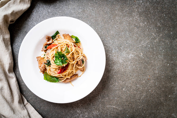 stir-fried spaghetti with chicken and basil - Foto, immagini