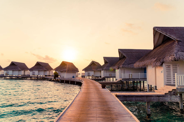 Su bungal ile Maldivler Adası üzerinde güzel tropikal günbatımı - Fotoğraf, Görsel