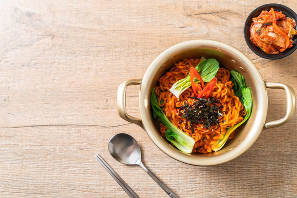 korean instant noodles with vegetable and kimchi - Fotografie, Obrázek